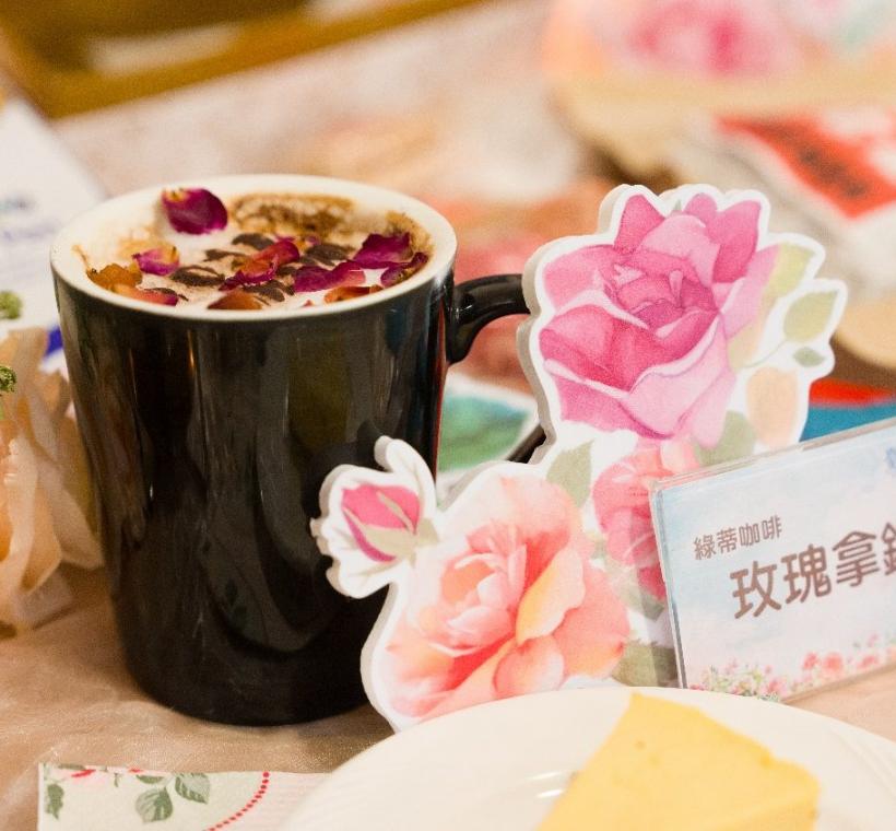 Lotty cafe綠蒂咖啡推出玫瑰拿鐵及玫瑰花茶