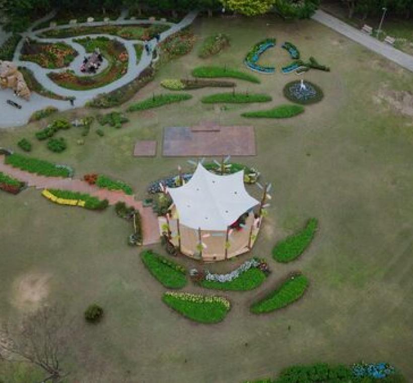 歡迎民眾週末來大安森林公園，邊享受悠閒野餐、邊聆聽現場音樂演出，在花海與旋律中感受春天的美好。