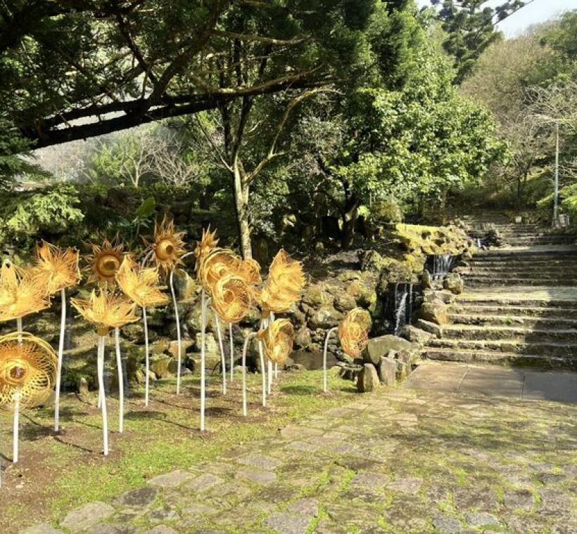 以向日葵為意象之裝置作品，透過竹編造型點綴林間空間。