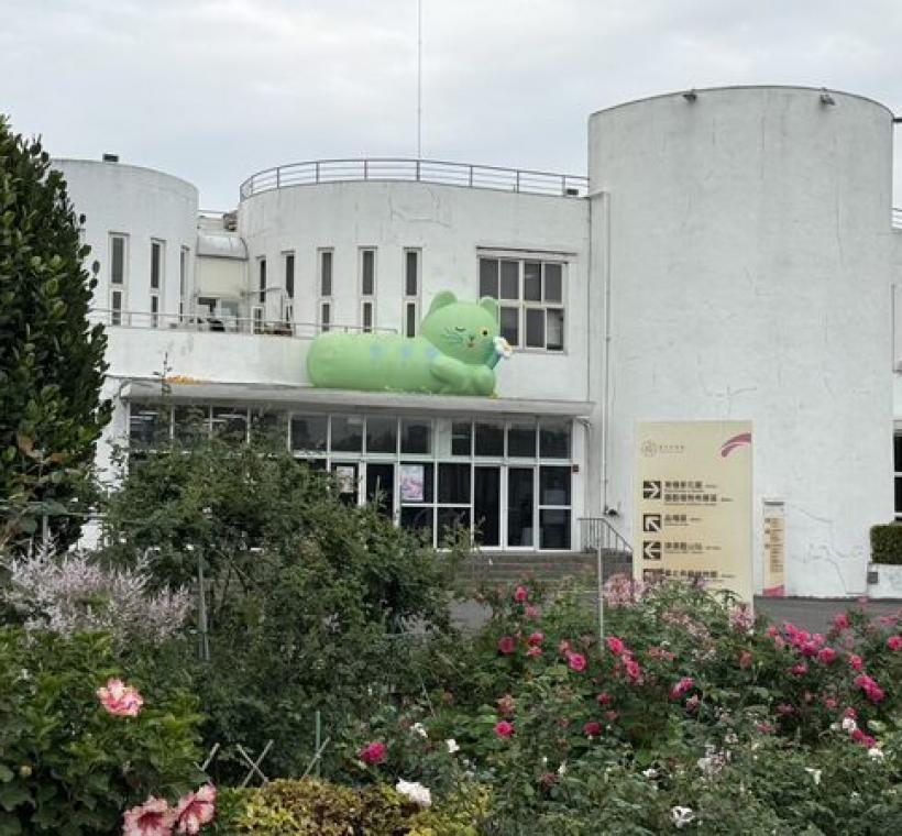 別只顧著賞玫瑰，園丁喵喵正在等你玩捉迷藏。