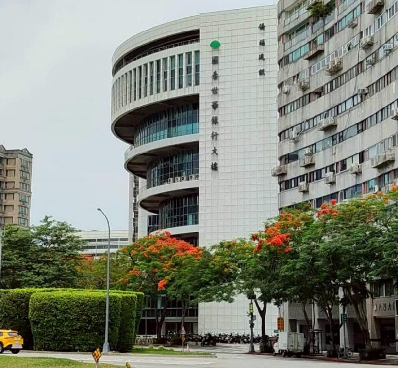 仁愛圓環鳳凰木盛開，濃烈花景交織成夏日最動人的城市風景