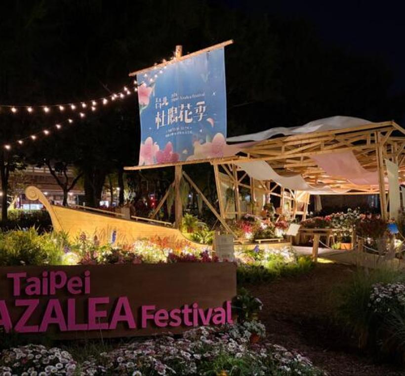 夜晚中的「拾花號」，邀請民眾不只在白天來賞花，夜間造訪也別有一番樂趣。