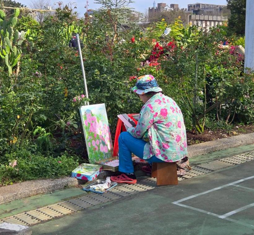 民眾於現場畫下玫瑰園浪漫花景，參與繪畫徵選比賽