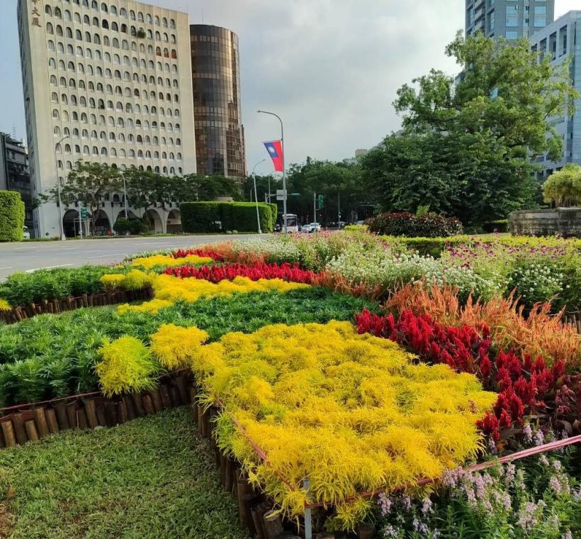 仁愛圓環兩處雙十主題花卉造景悄然綻放，以繽紛花色妝點城市風景