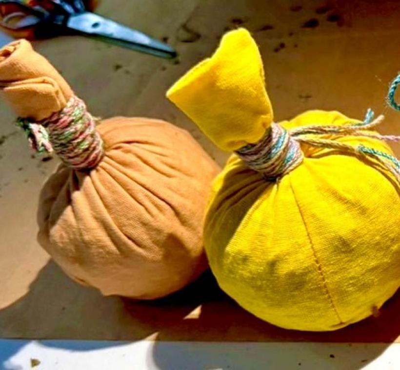 利用各式台灣植材製作香氣四溢的藥草球。