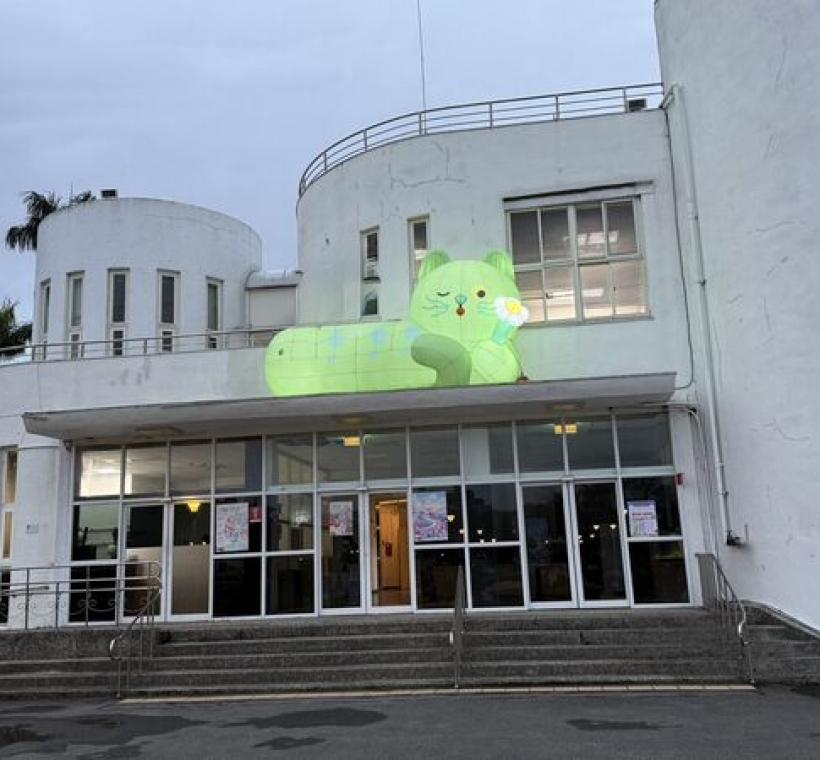 園丁喵喵在夜間啟動自己的spotlight，時間一到就會自體發出柔和的綠光。