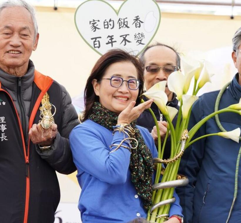 林副市長配戴赤腹游蛇概念飾品及與海芋合影