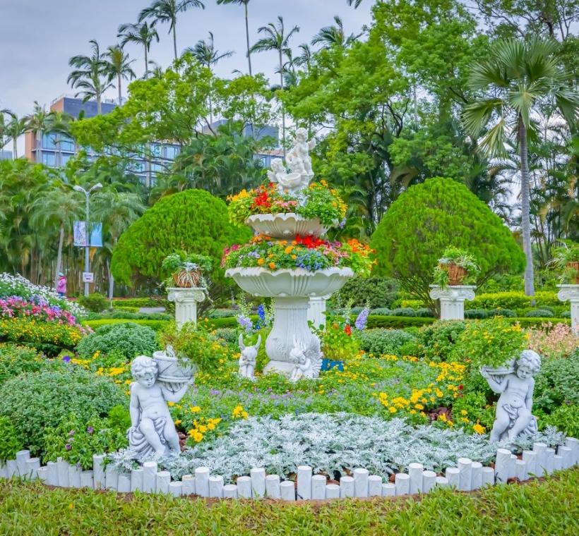 於「圓元不絕」展區中， 以菊花堆疊而成的許願池，期待實現您財富自由的夢想