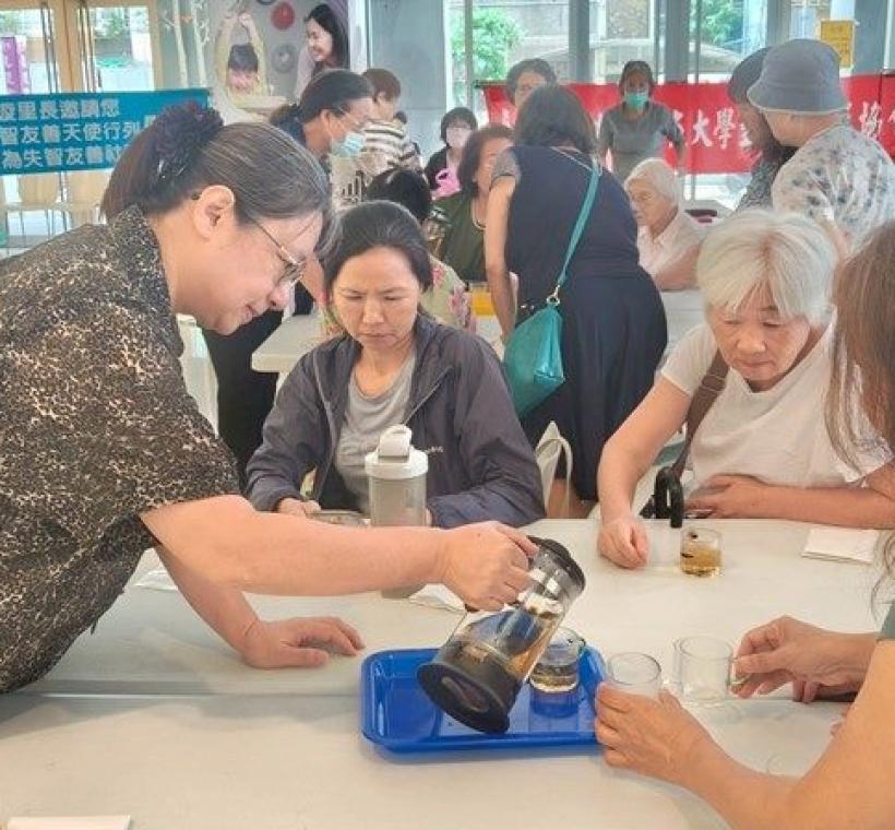 品飲不同配方的花草茶