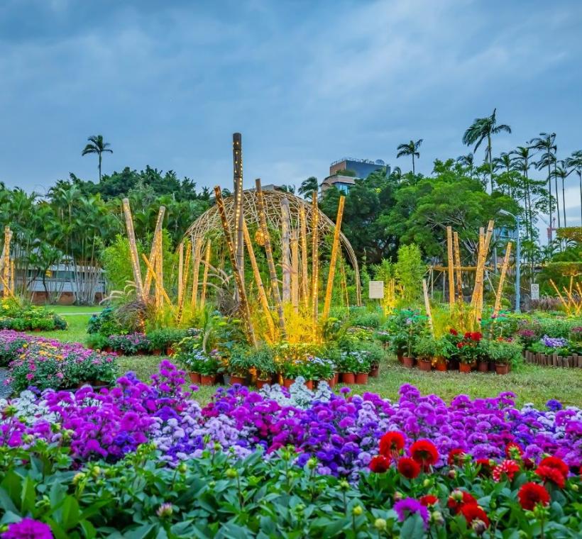 以竹編藝術「流光之巢」，透過光影與竹影的交錯，以達成「幸福．憩家園」的夢想
